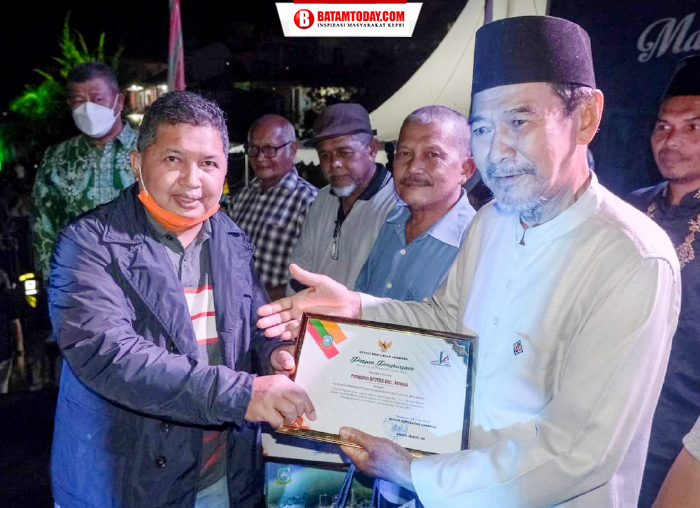 Wakil Bupati saat menyerahkan piagam penghargaan kepada perwakilan masyarakat Kecamatan Jemaja